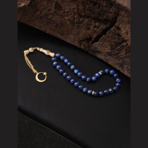 Güçlü ve etkileyici mavi tonlarıyla kyanit taşı, dengeli enerjisiyle ruhsal huzuru desteklerken zarif işçiliğiyle koleksiyonunuza eşsiz bir dokunuş katıyor. Günlük kullanım veya özel anlar için ideal.