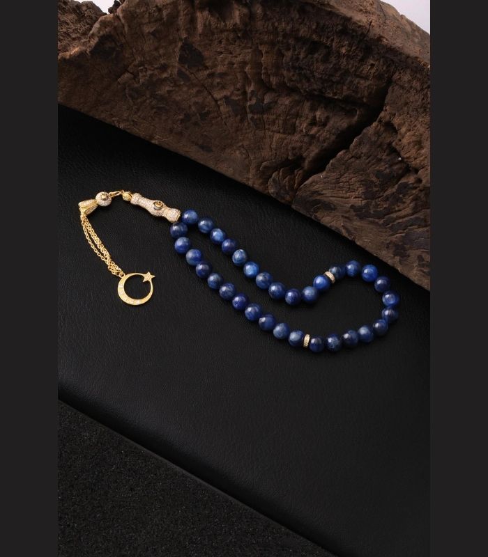 Güçlü ve etkileyici mavi tonlarıyla kyanit taşı, dengeli enerjisiyle ruhsal huzuru desteklerken zarif işçiliğiyle koleksiyonunuza eşsiz bir dokunuş katıyor. Günlük kullanım veya özel anlar için ideal.